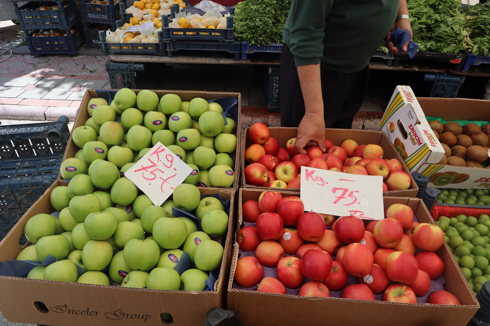 Pazarda fiyat dengesi değişti: Meyveye el değmiyor! İşte güncel pazar fiyatları....