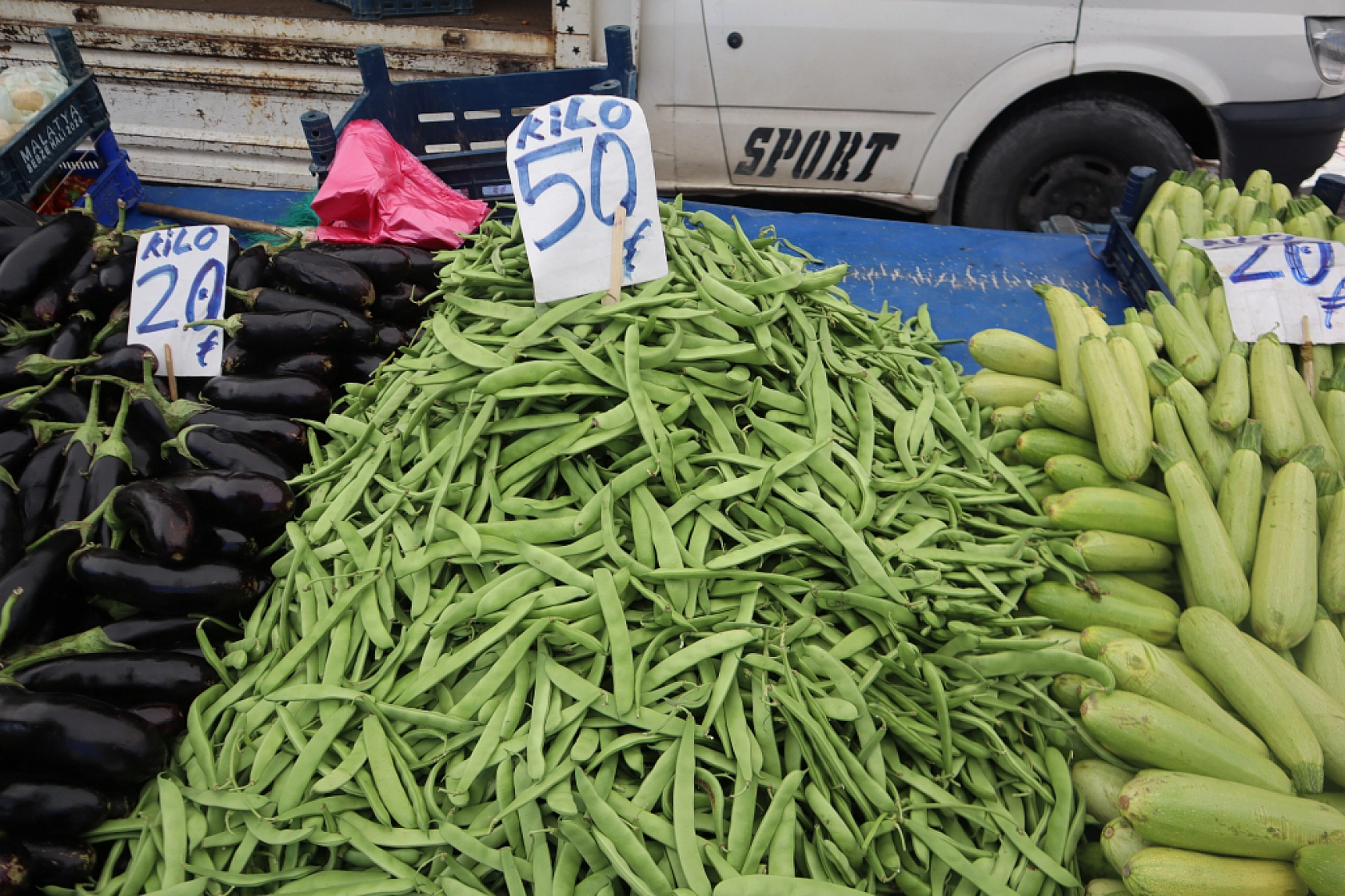 Pazarda fiyat dengesi değişti: Meyveye el değmiyor! İşte güncel pazar fiyatları....