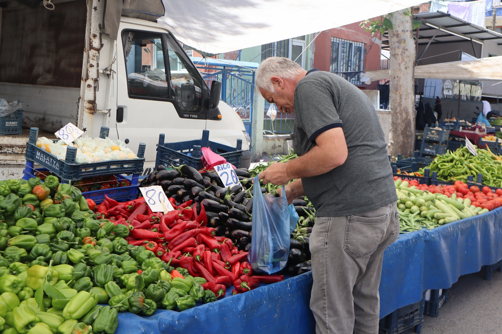 Pazarda fiyat dengesi değişti: Meyveye el değmiyor! İşte güncel pazar fiyatları....