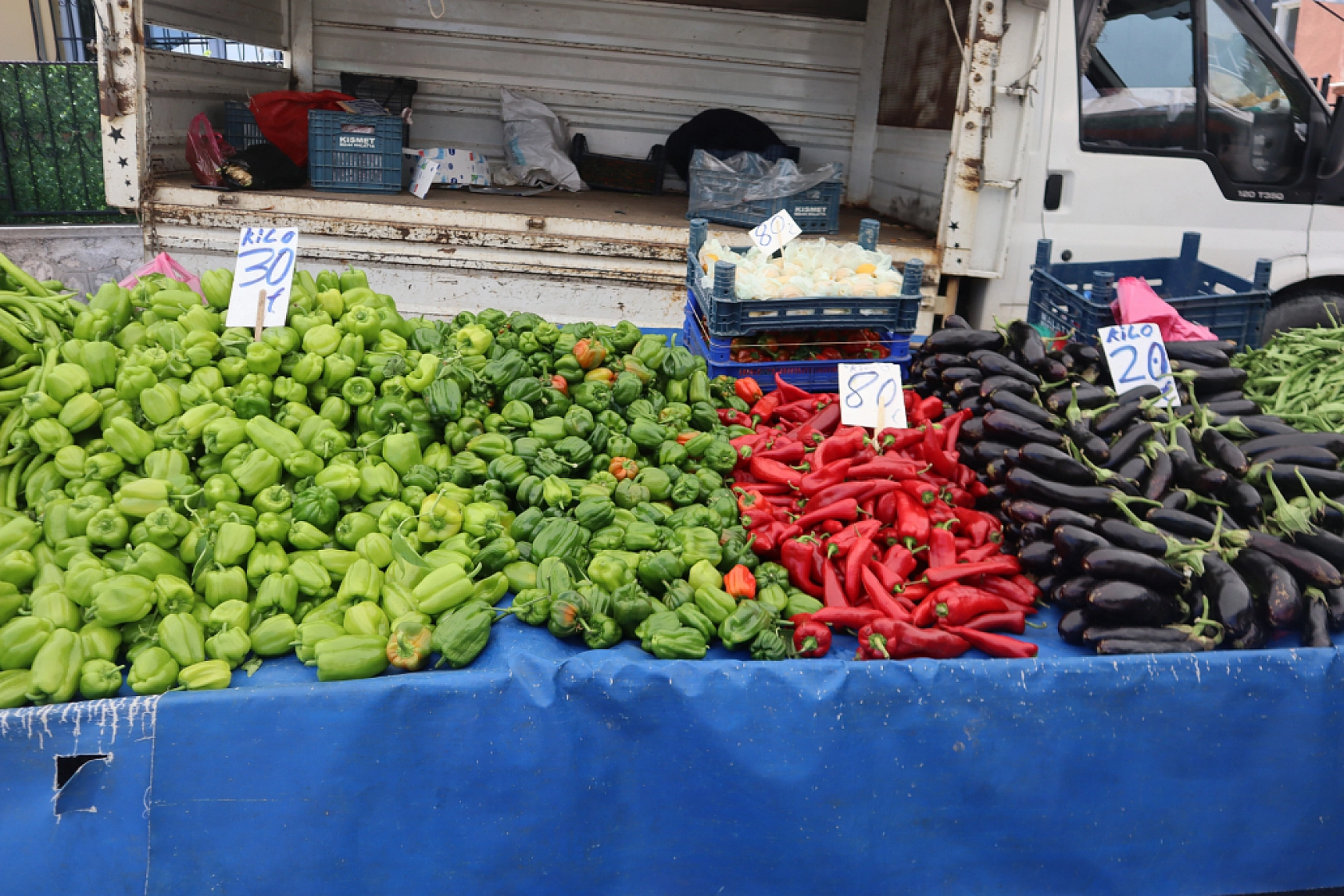 Pazarda fiyat dengesi değişti: Meyveye el değmiyor! İşte güncel pazar fiyatları....