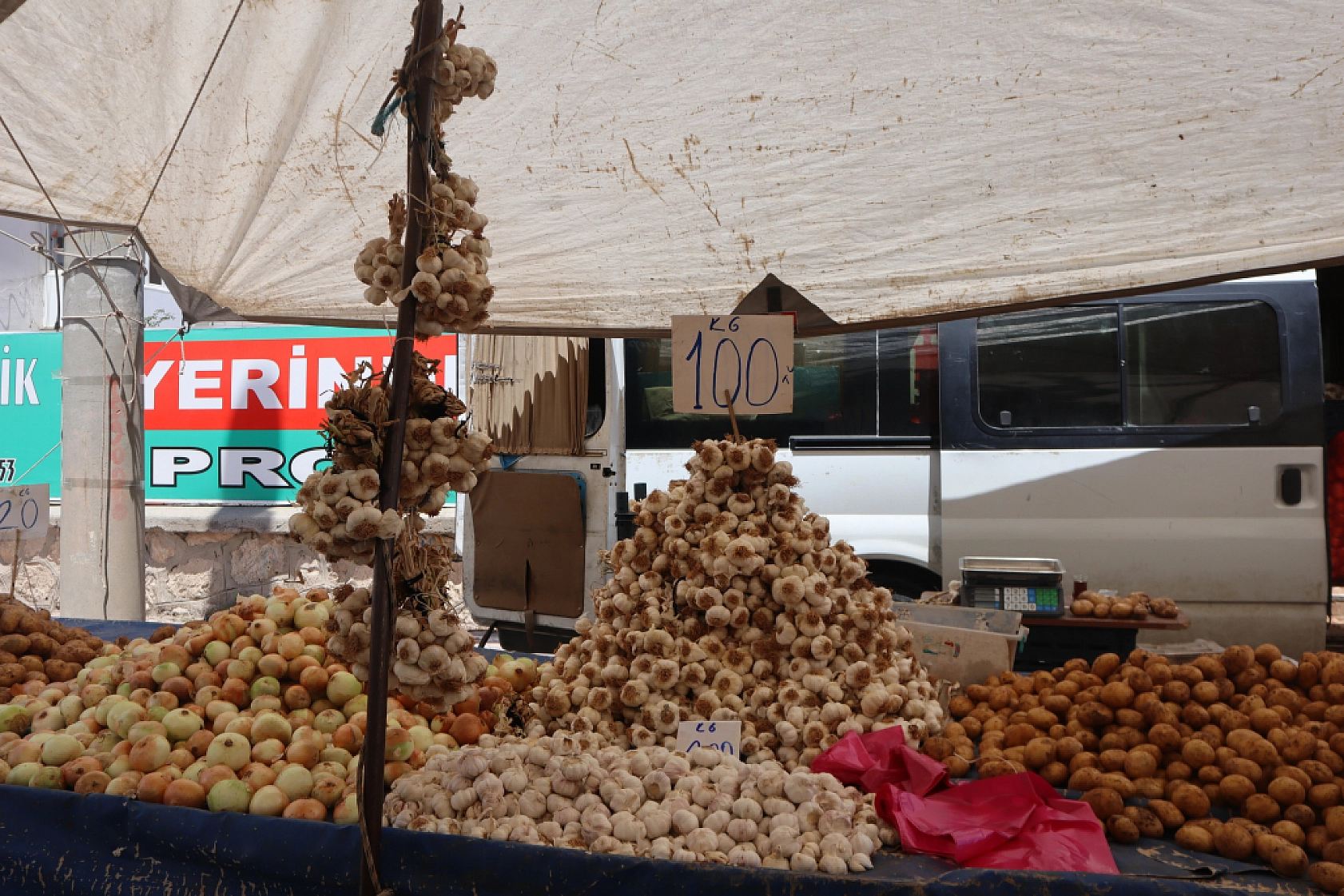 Pazarda fiyat dengesi değişti: Meyveye el değmiyor! İşte güncel pazar fiyatları....