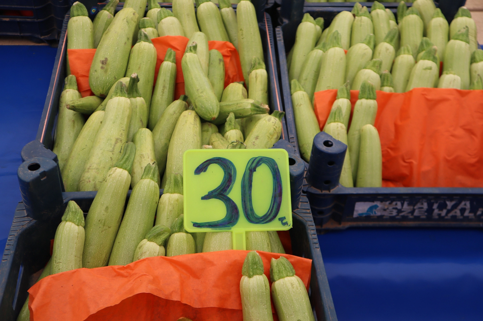 Pazarda fiyat dengesi değişti: Meyveye el değmiyor! İşte güncel pazar fiyatları....