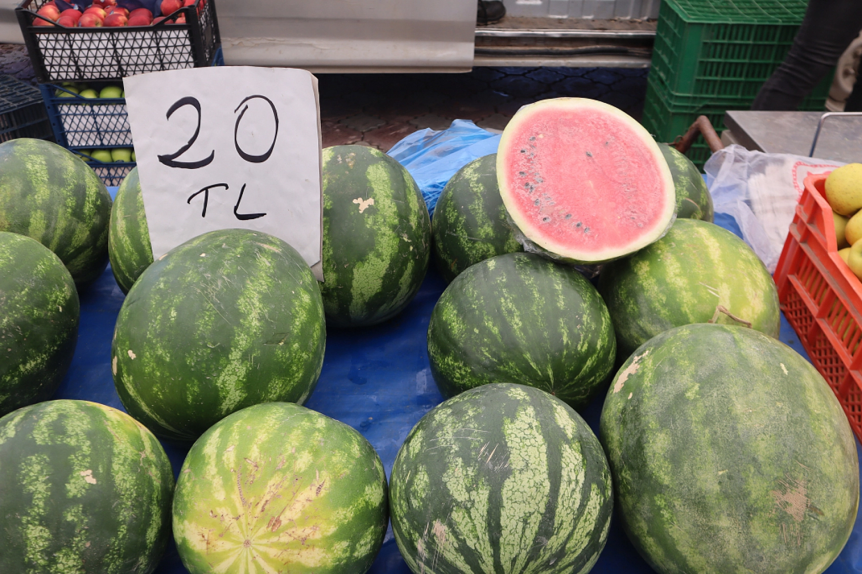 Pazarda fiyat dengesi değişti: Meyveye el değmiyor! İşte güncel pazar fiyatları....