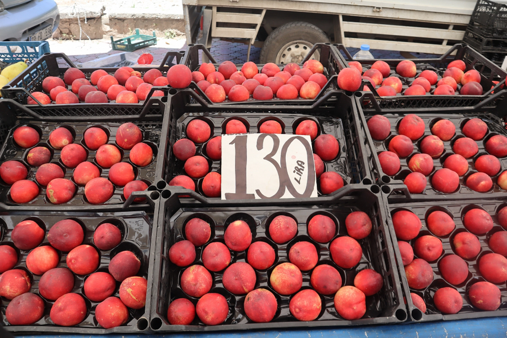 Pazarda fiyat dengesi değişti: Meyveye el değmiyor! İşte güncel pazar fiyatları....