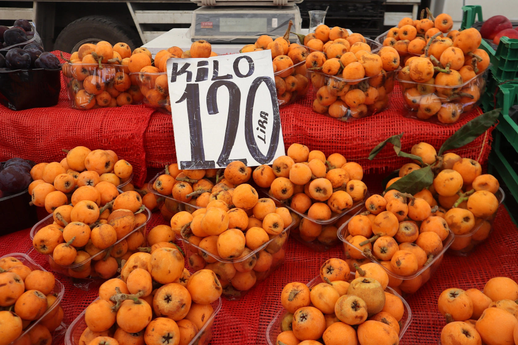 Pazarda fiyat dengesi değişti: Meyveye el değmiyor! İşte güncel pazar fiyatları....