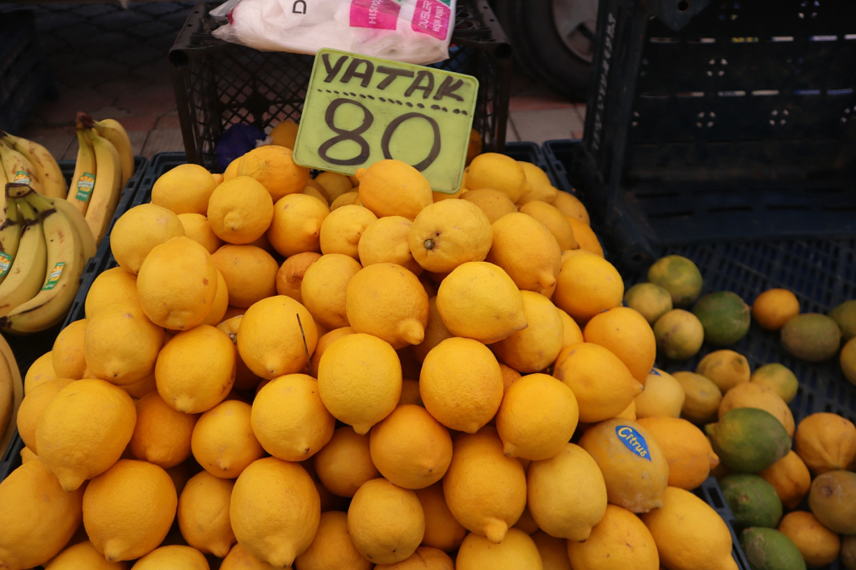 Pazarda fiyat dengesi değişti: Meyveye el değmiyor! İşte güncel pazar fiyatları....