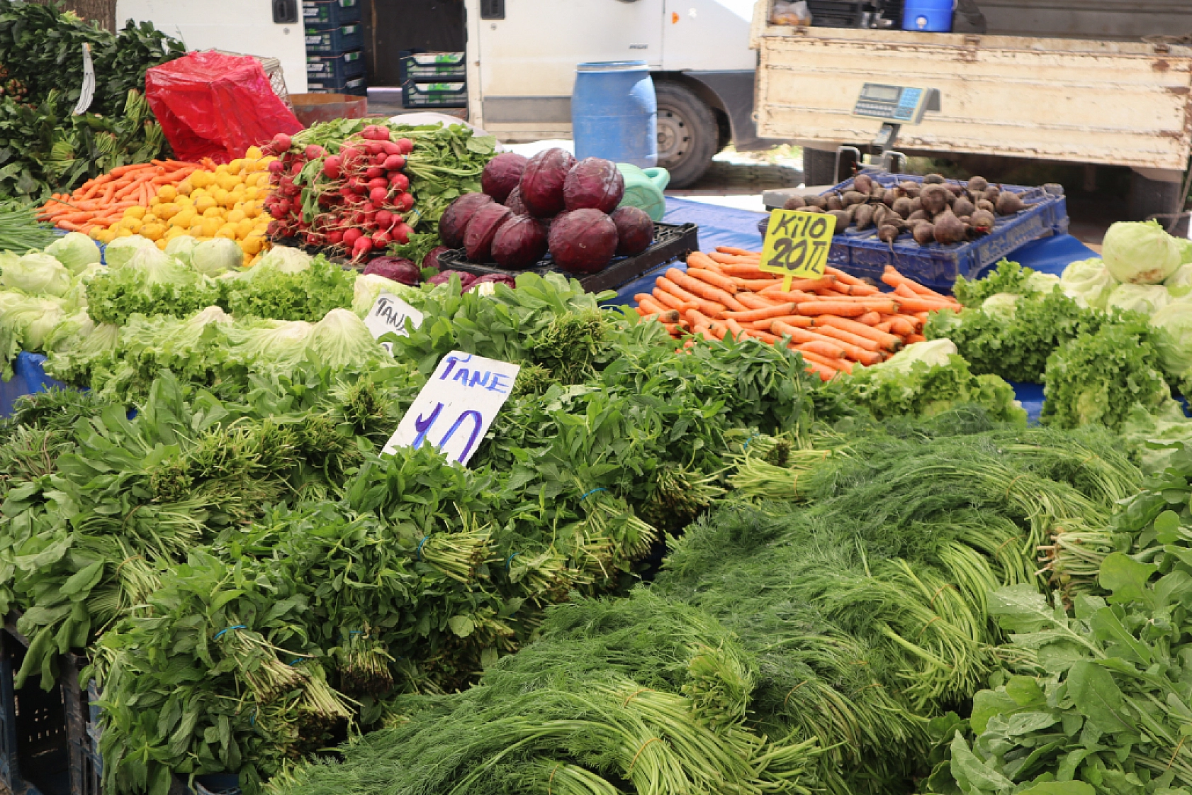 Pazarda fiyat dengesi değişti: Meyveye el değmiyor! İşte güncel pazar fiyatları....