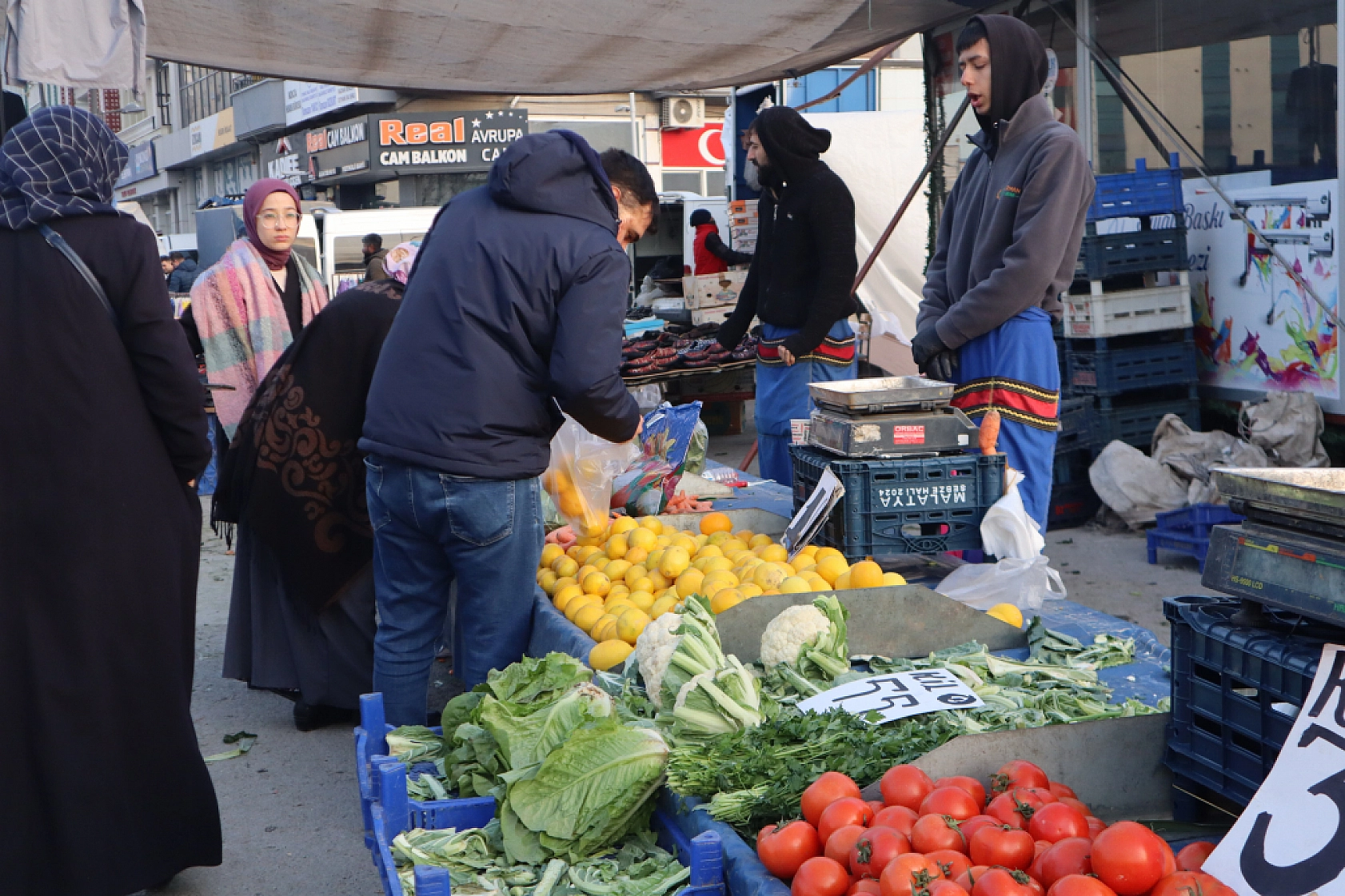 Marketlere Rağmen Malatyalılar Pazarı Tercih Ediyor! İşte Sebze Meyve Fiyatları…