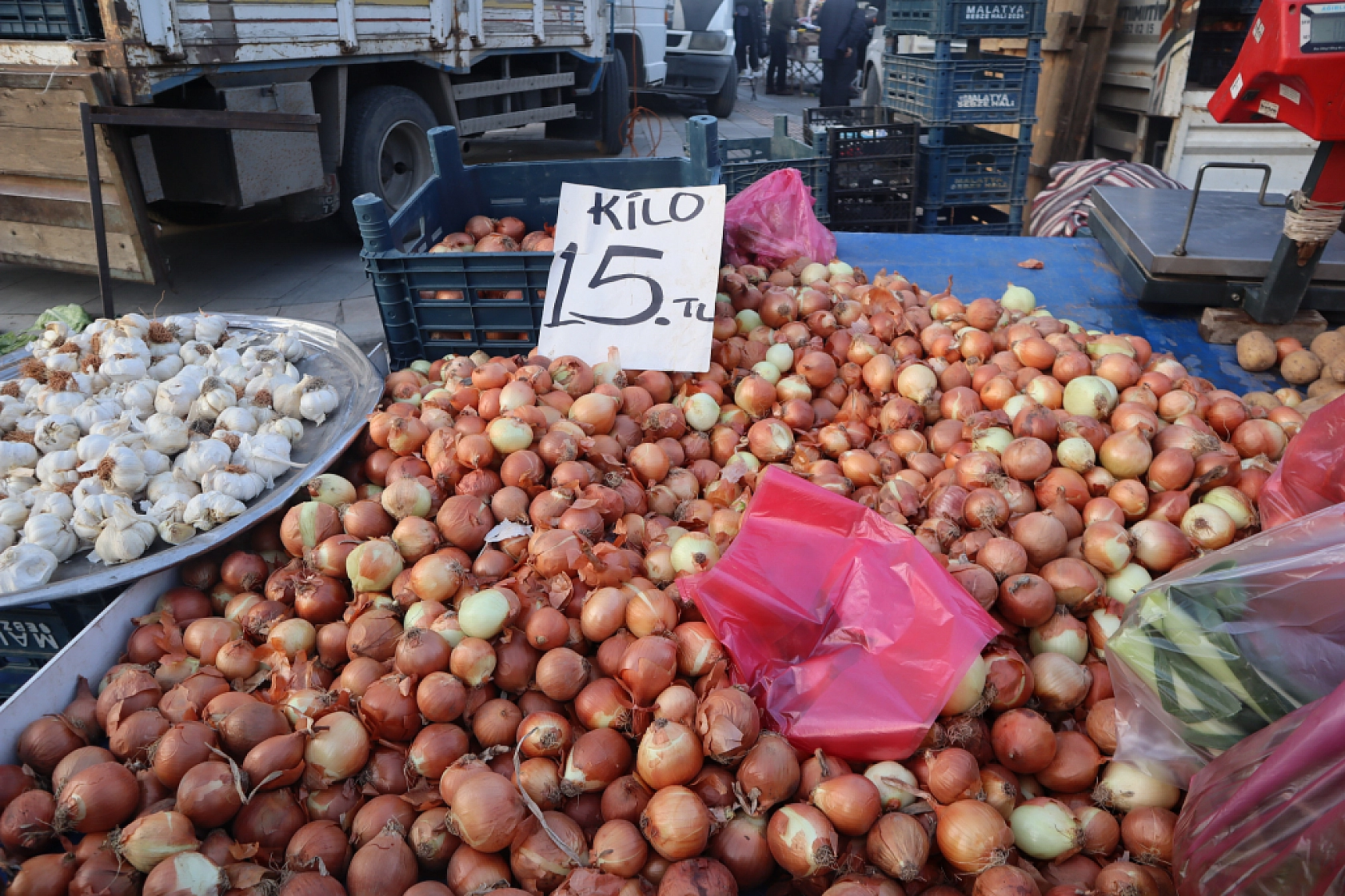 Marketlere Rağmen Malatyalılar Pazarı Tercih Ediyor! İşte Sebze Meyve Fiyatları…