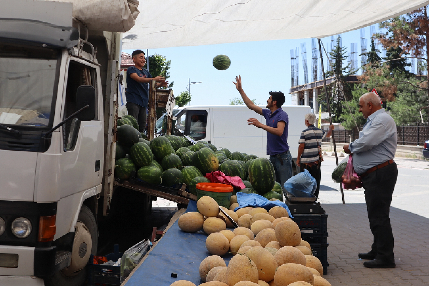Malatya'da bayram öncesi vatandaş semt pazarlarına akın etti! İşte güncel meyve sebze fiyatları...