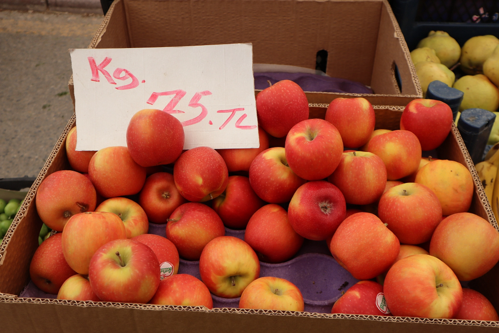 Malatya'da bayram öncesi vatandaş semt pazarlarına akın etti! İşte güncel meyve sebze fiyatları...