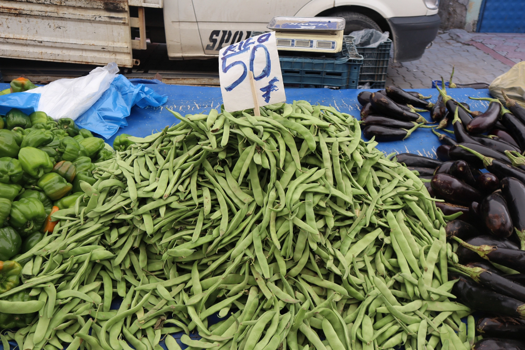 Malatya'da bayram öncesi vatandaş semt pazarlarına akın etti! İşte güncel meyve sebze fiyatları...