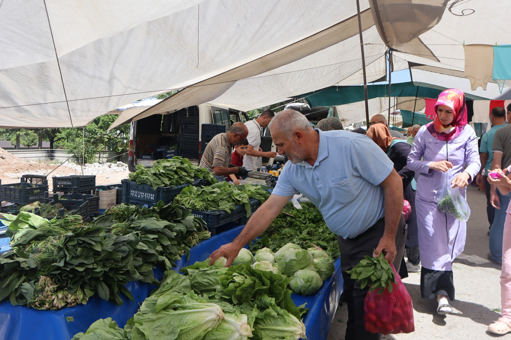 Malatya'da bayram öncesi vatandaş semt pazarlarına akın etti! İşte güncel meyve sebze fiyatları...