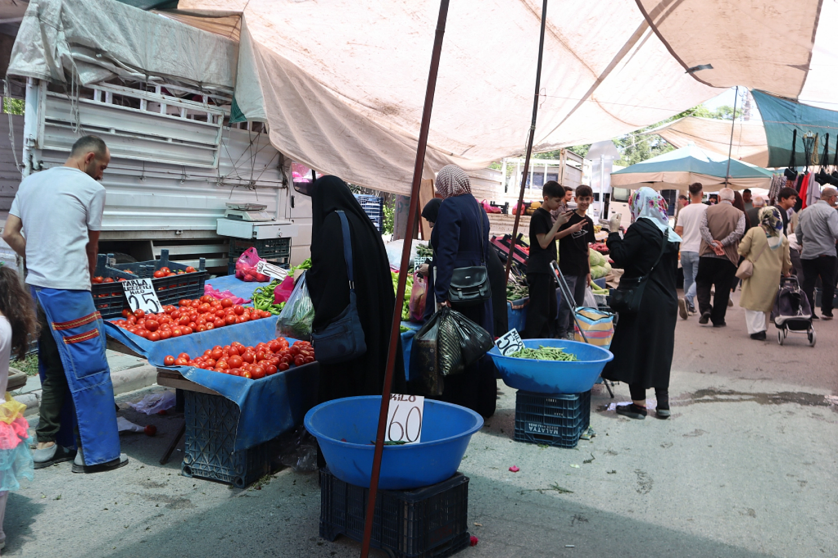 Malatya'da bayram öncesi vatandaş semt pazarlarına akın etti! İşte güncel meyve sebze fiyatları...