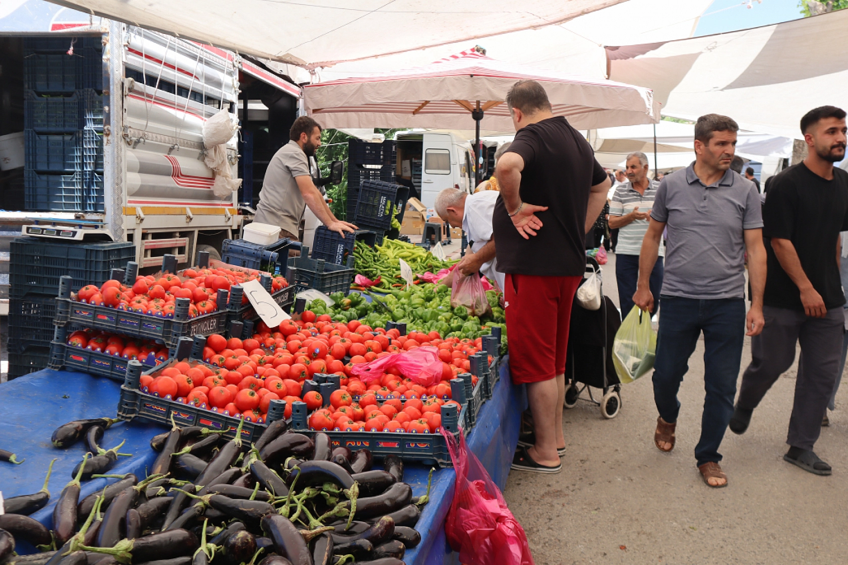 Malatya'da bayram öncesi vatandaş semt pazarlarına akın etti! İşte güncel meyve sebze fiyatları...