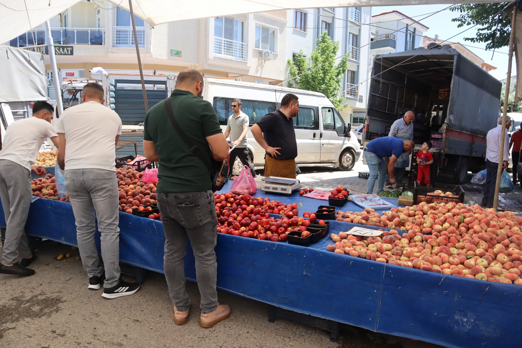 Malatya'da bayram öncesi vatandaş semt pazarlarına akın etti! İşte güncel meyve sebze fiyatları...