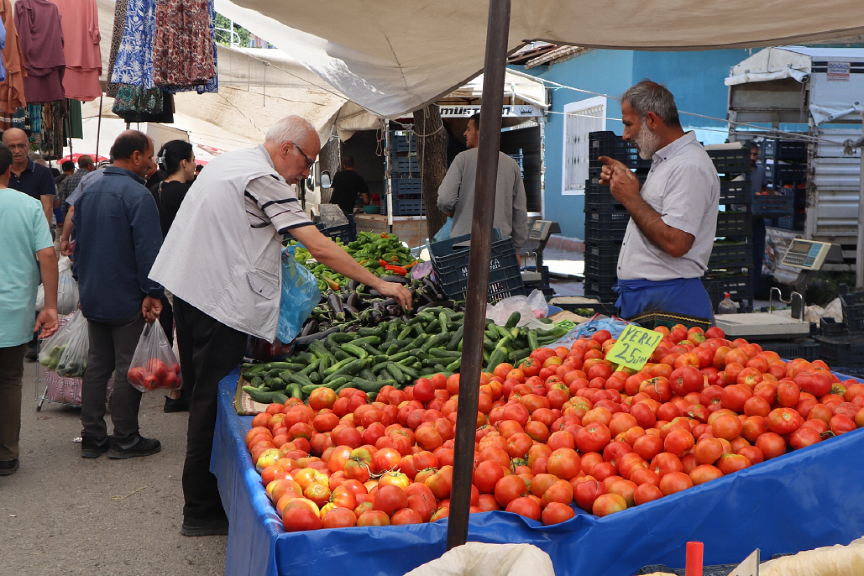 Malatya'da bayram öncesi vatandaş semt pazarlarına akın etti! İşte güncel meyve sebze fiyatları...