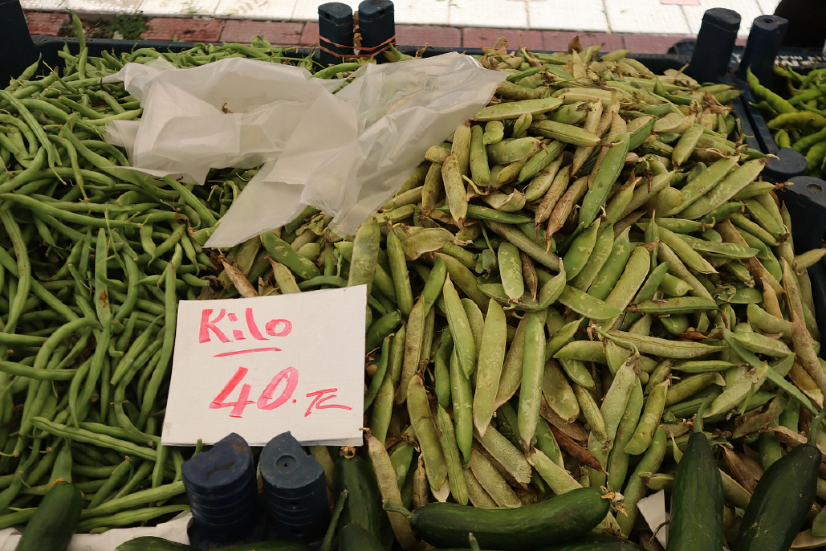 Pazarda fiyat dengesi değişti: Meyveye el değmiyor! İşte güncel pazar fiyatları....