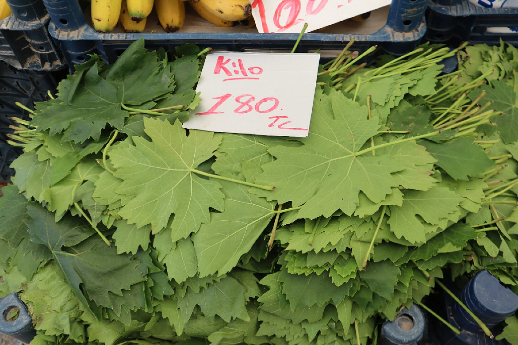 Pazarda fiyat dengesi değişti: Meyveye el değmiyor! İşte güncel pazar fiyatları....