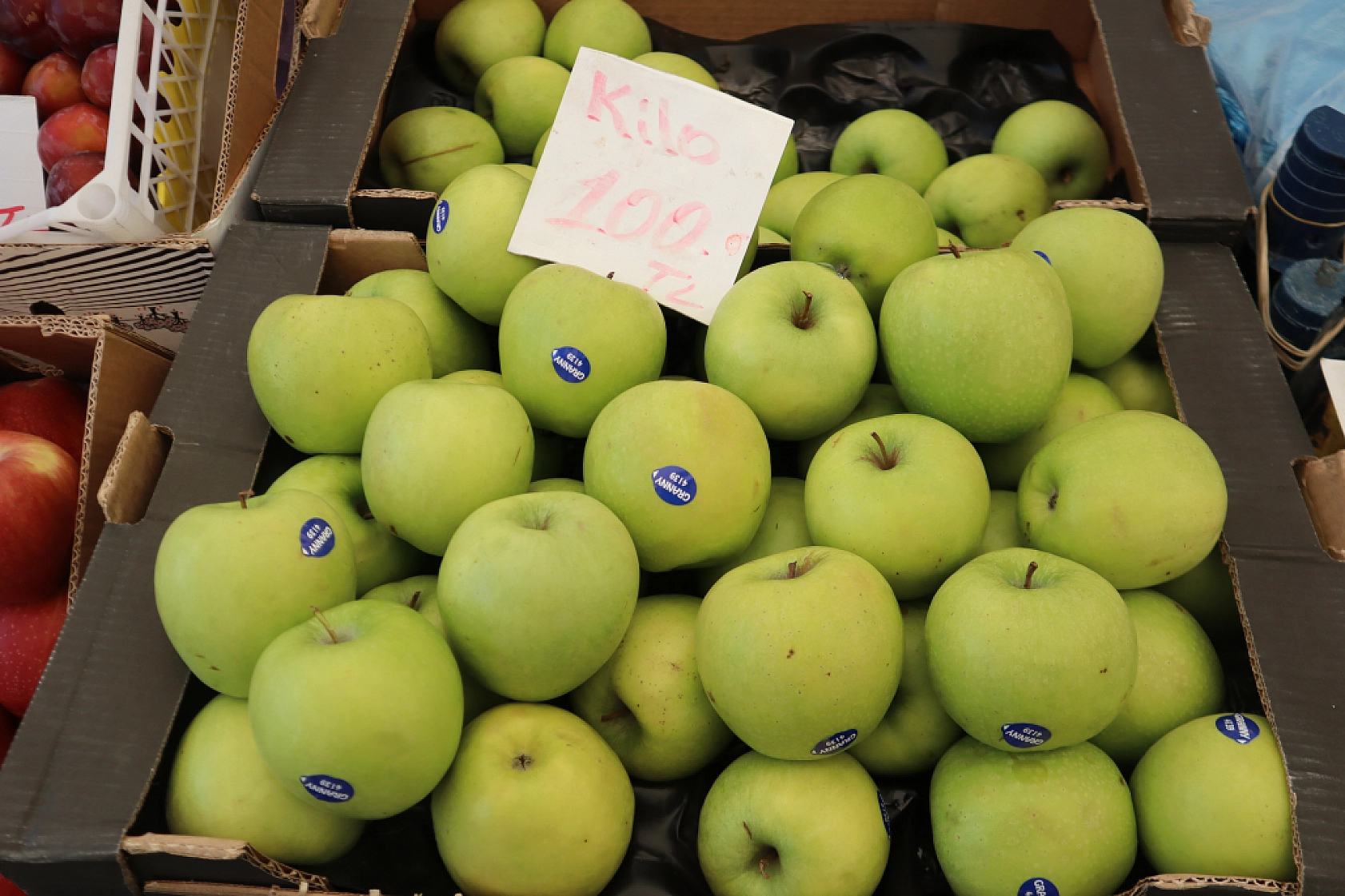 Pazarda fiyat dengesi değişti: Meyveye el değmiyor! İşte güncel pazar fiyatları....