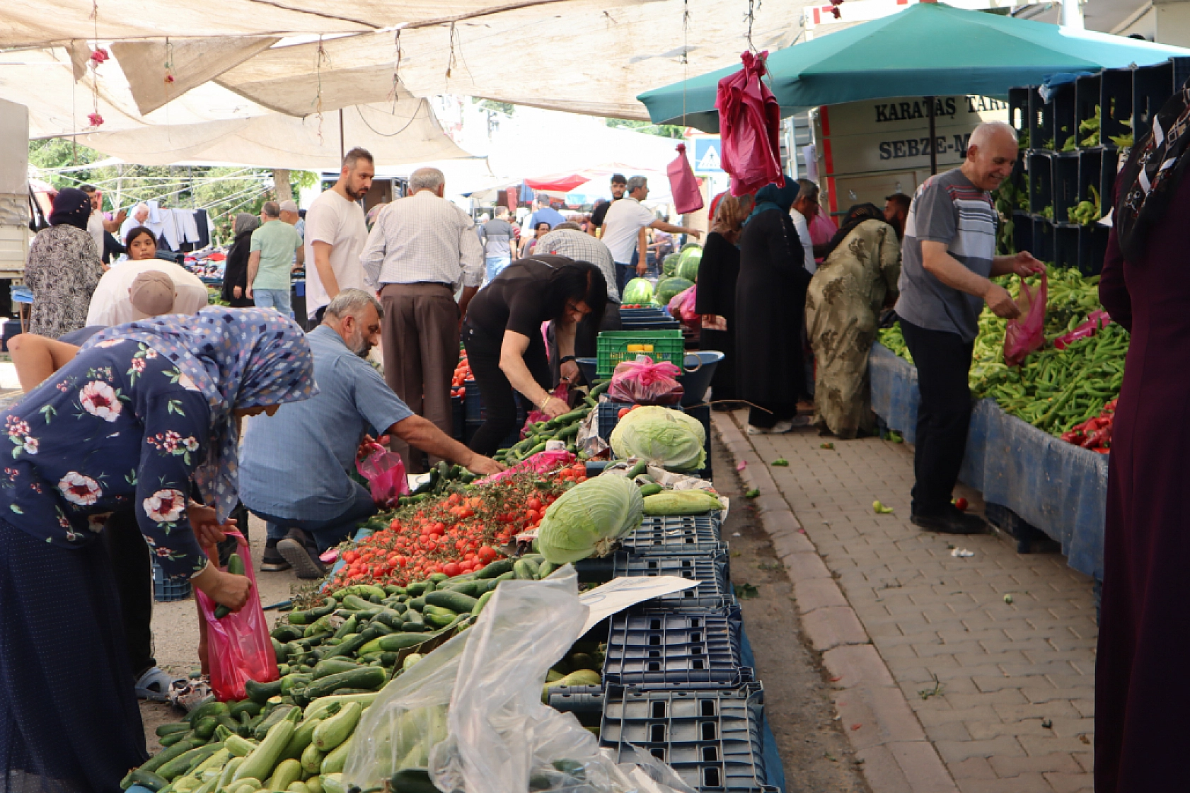 Pazarda fiyat dengesi değişti: Meyveye el değmiyor! İşte güncel pazar fiyatları....
