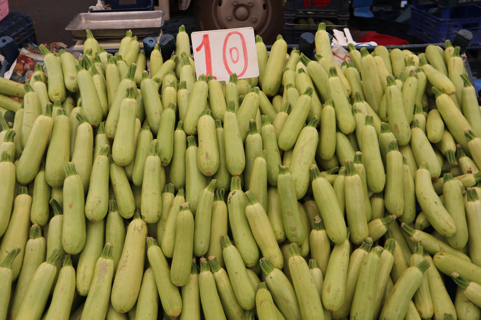 Pazarda fiyat dengesi değişti: Meyveye el değmiyor! İşte güncel pazar fiyatları....