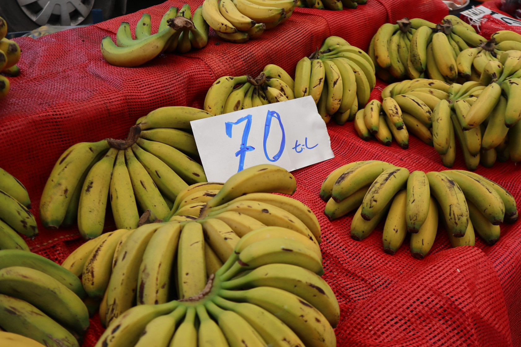 Pazarda fiyat dengesi değişti: Meyveye el değmiyor! İşte güncel pazar fiyatları....