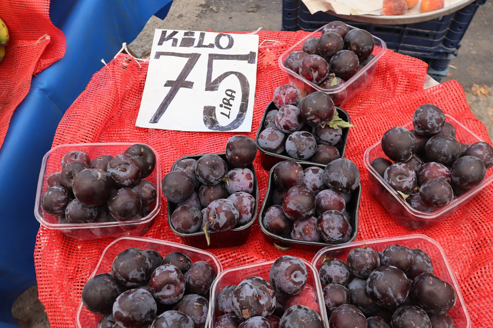 Pazarda fiyat dengesi değişti: Meyveye el değmiyor! İşte güncel pazar fiyatları....