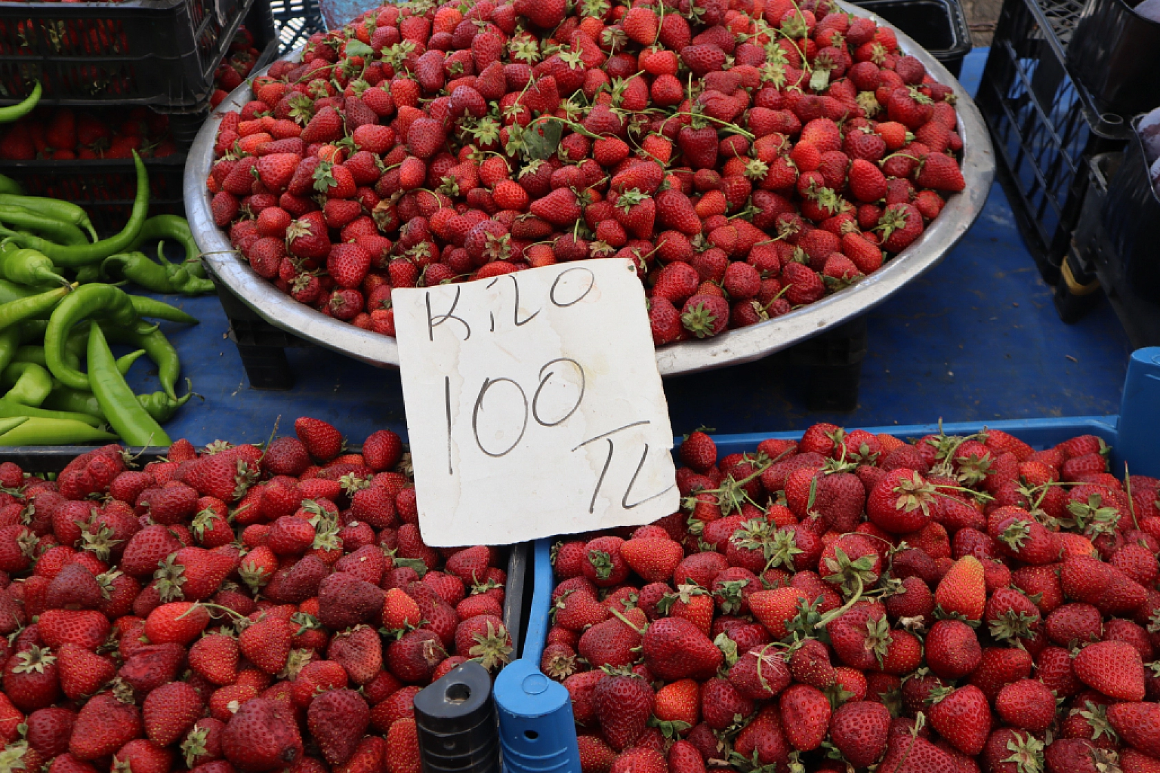 Pazarda fiyat dengesi değişti: Meyveye el değmiyor! İşte güncel pazar fiyatları....