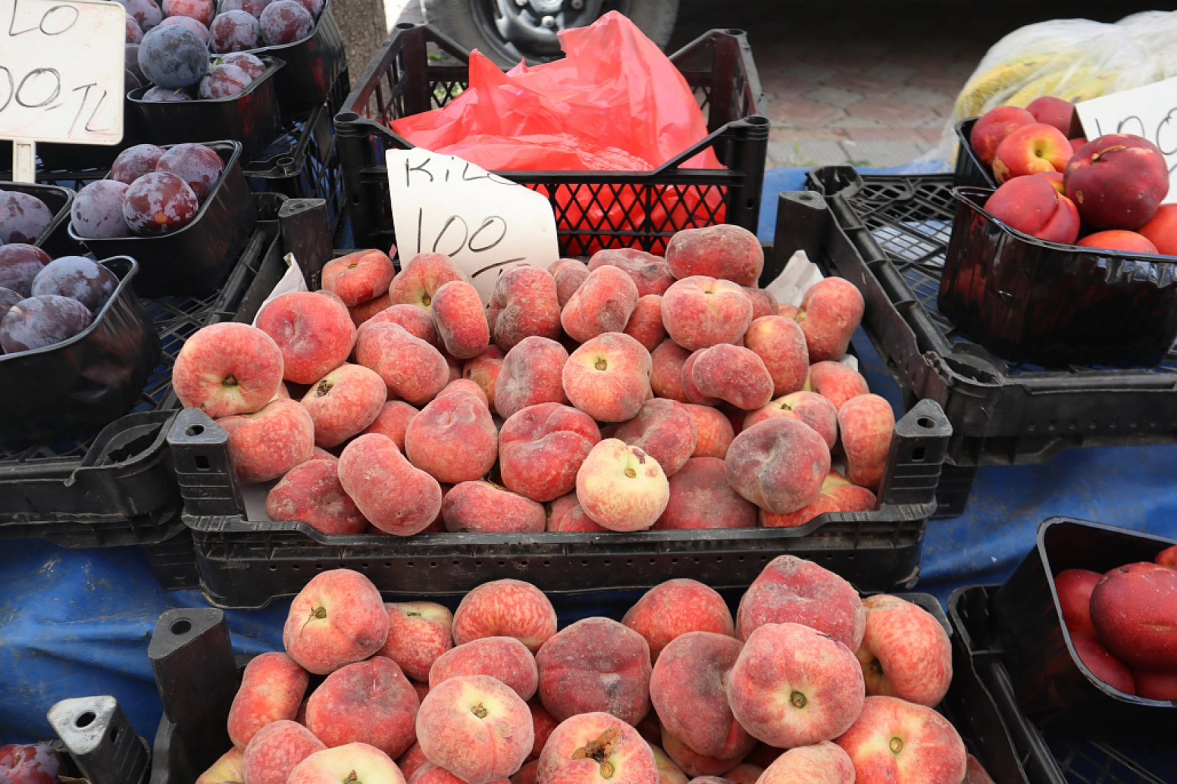 Pazarda fiyat dengesi değişti: Meyveye el değmiyor! İşte güncel pazar fiyatları....