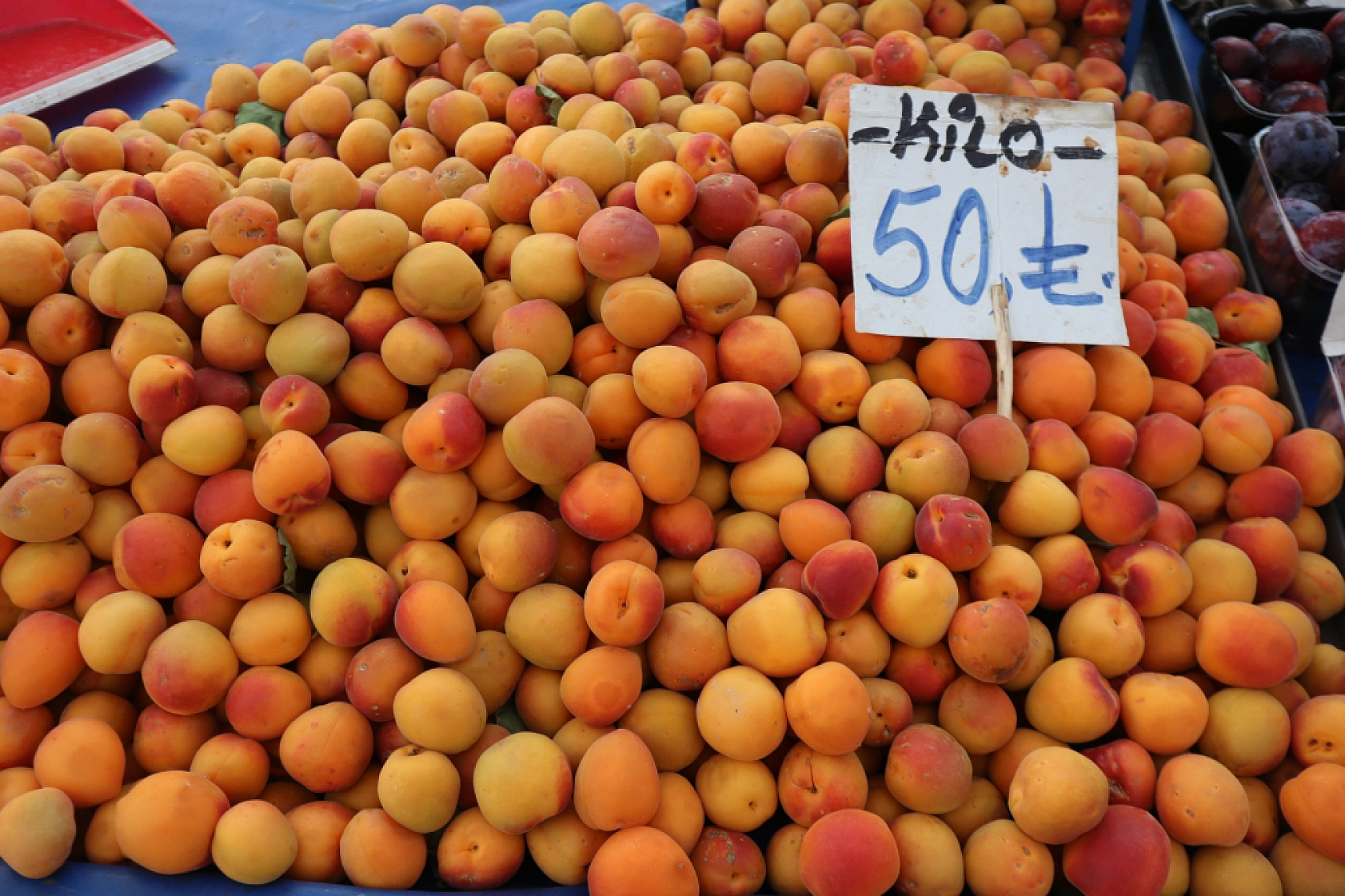 Pazarda fiyat dengesi değişti: Meyveye el değmiyor! İşte güncel pazar fiyatları....