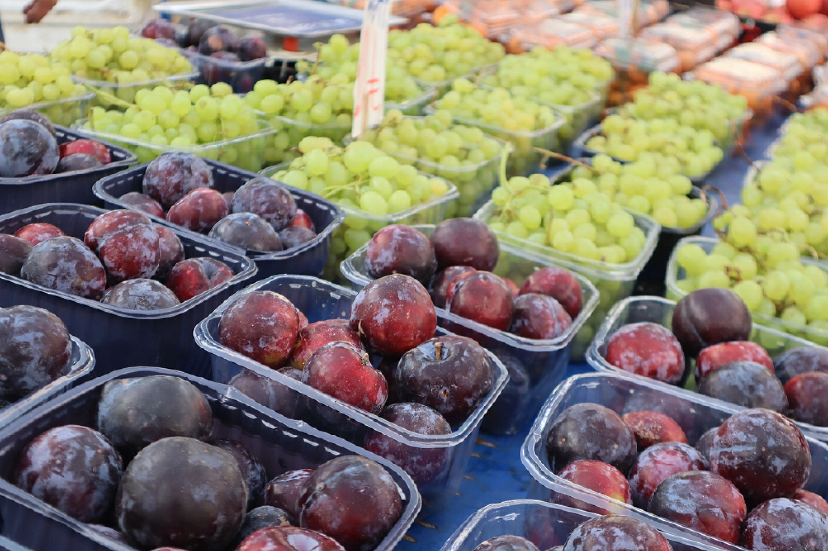 Pazarda fiyat dengesi değişti: Meyveye el değmiyor! İşte güncel pazar fiyatları....