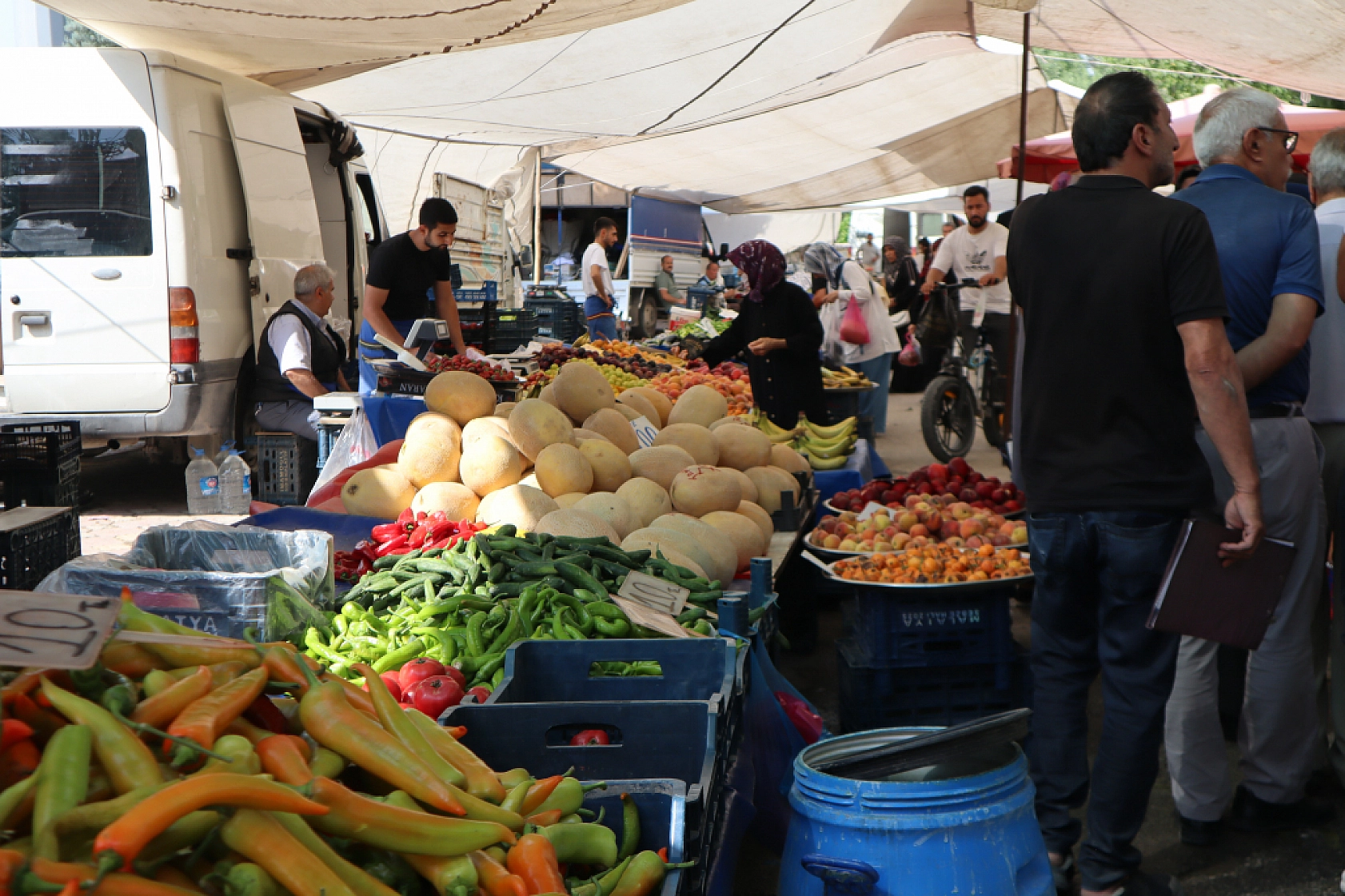 Pazarda fiyat dengesi değişti: Meyveye el değmiyor! İşte güncel pazar fiyatları....
