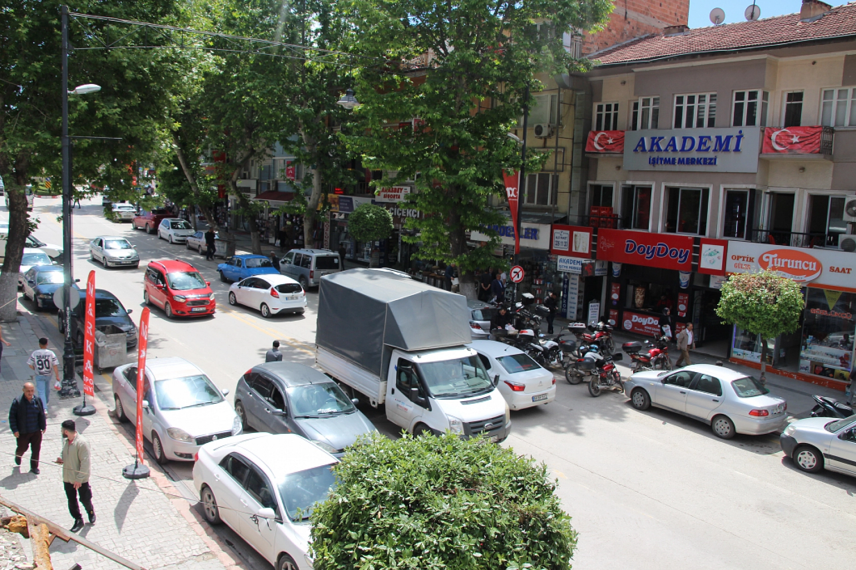 Kışla Caddesi'nde Yeni Gelişme... Esnafa Er'den Mesaj: 'Hesap Yapmasın'...