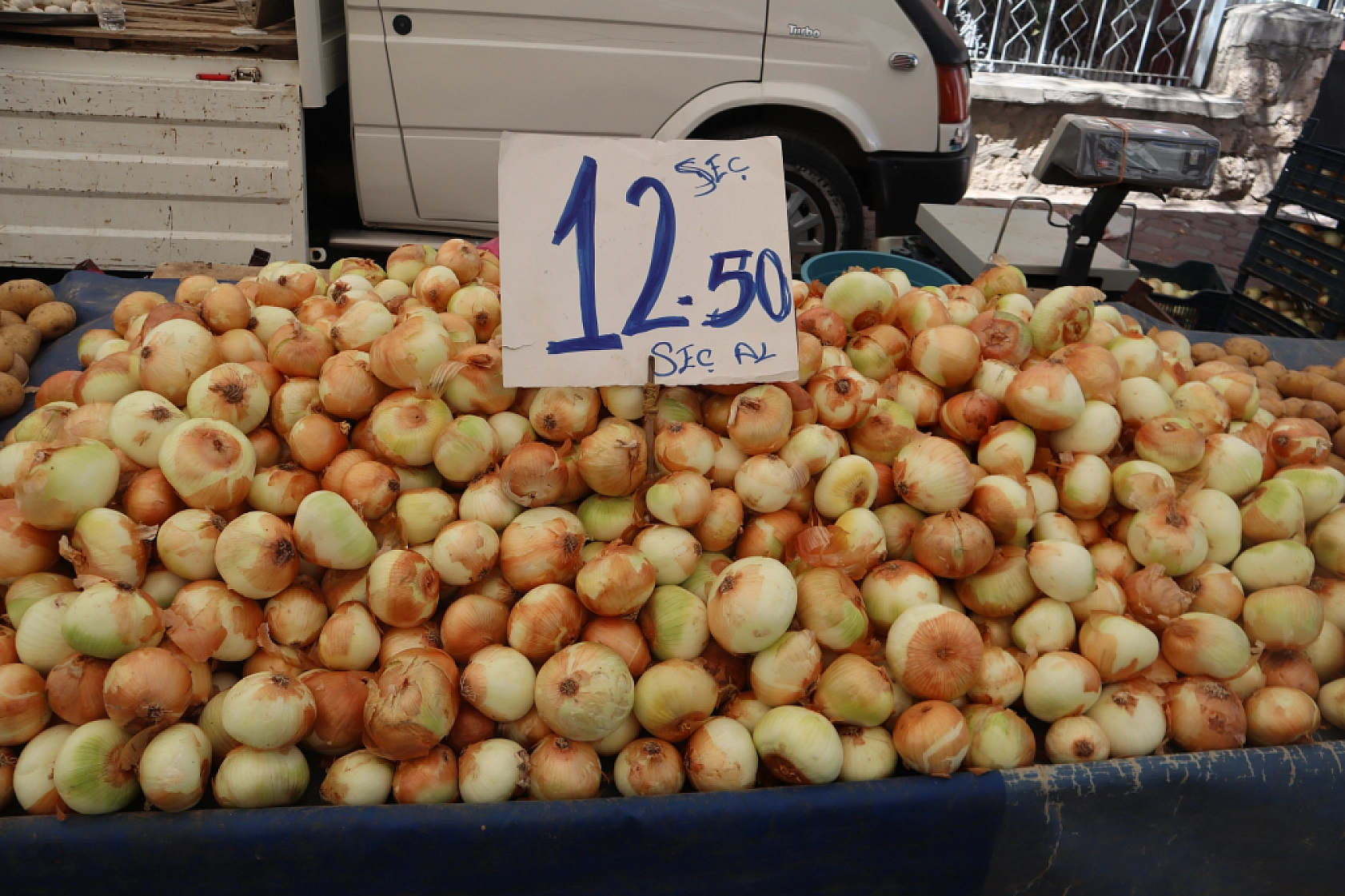 Malatya'da pazar tezgahlarında fiyat tersine döndü: Domates 30 lira, kiraz 250 lira!