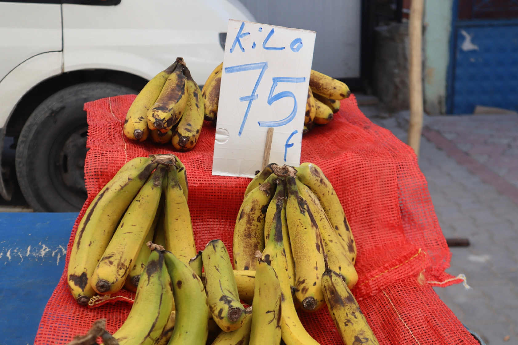 Malatya'da pazar tezgahlarında fiyat tersine döndü: Domates 30 lira, kiraz 250 lira!