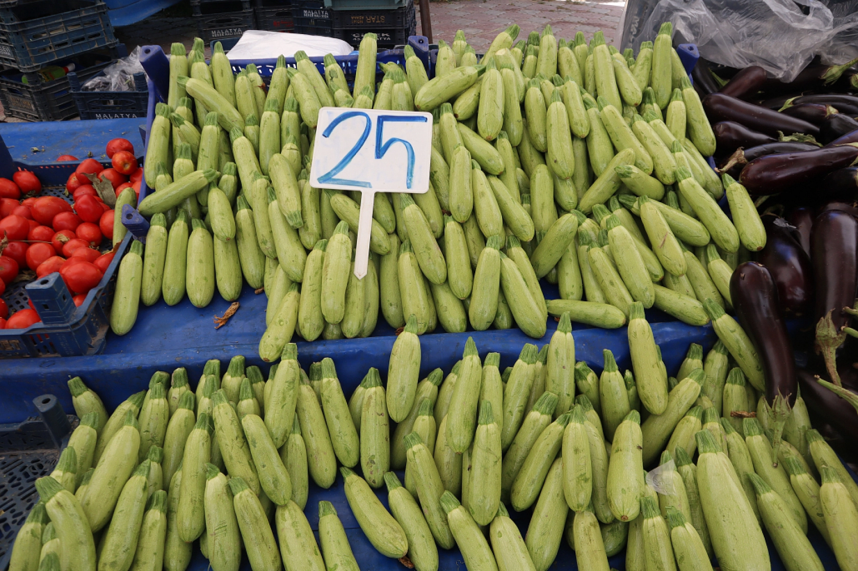 Malatya'da pazar tezgahlarında fiyat tersine döndü: Domates 30 lira, kiraz 250 lira!