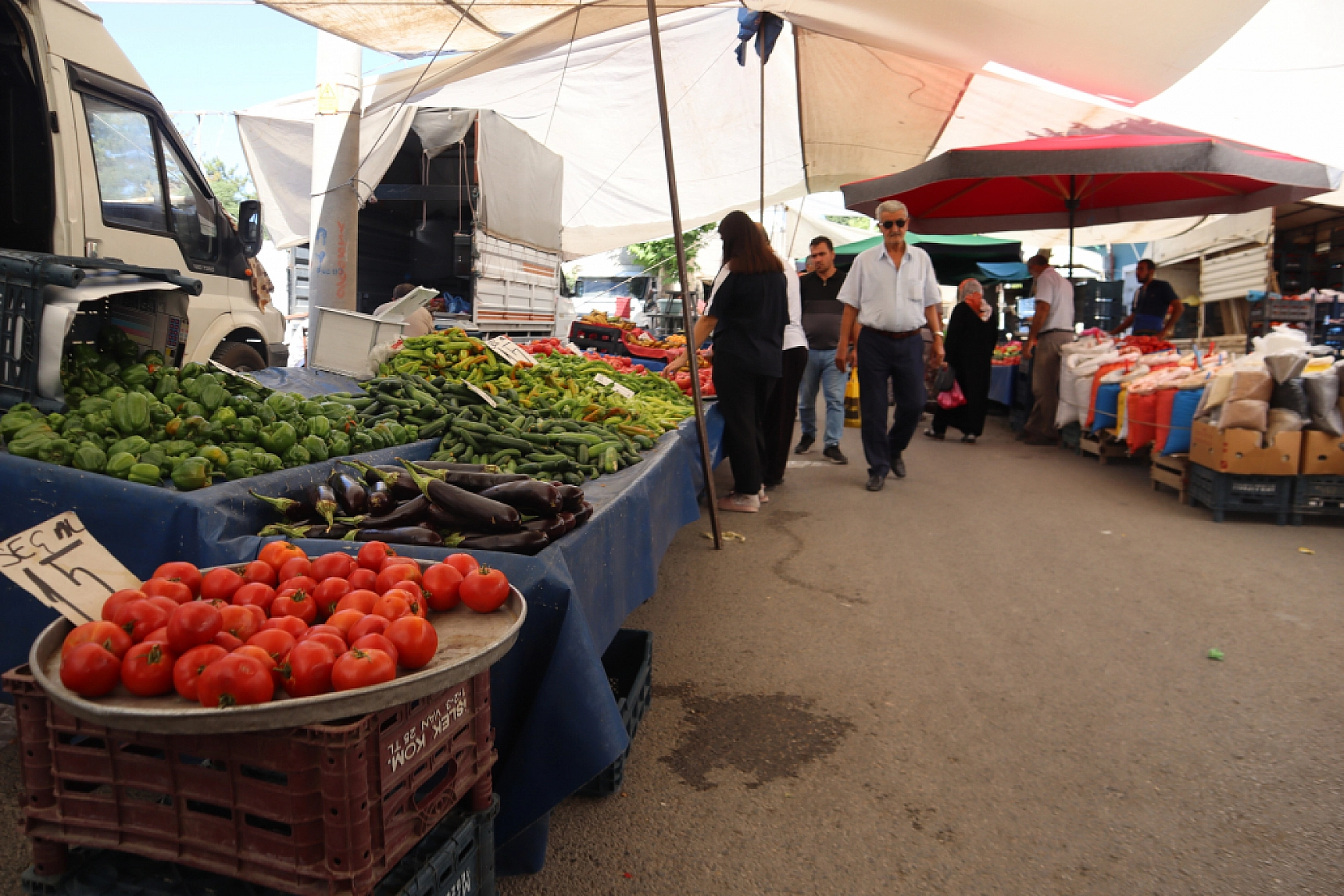 Malatya'da pazar tezgahlarında fiyat tersine döndü: Domates 30 lira, kiraz 250 lira!