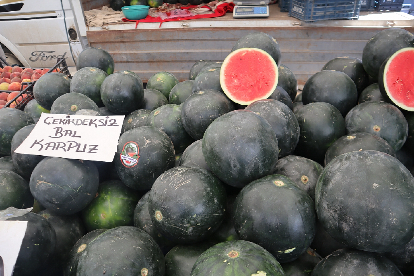 Malatya'da pazar tezgahlarında fiyat tersine döndü: Domates 30 lira, kiraz 250 lira!