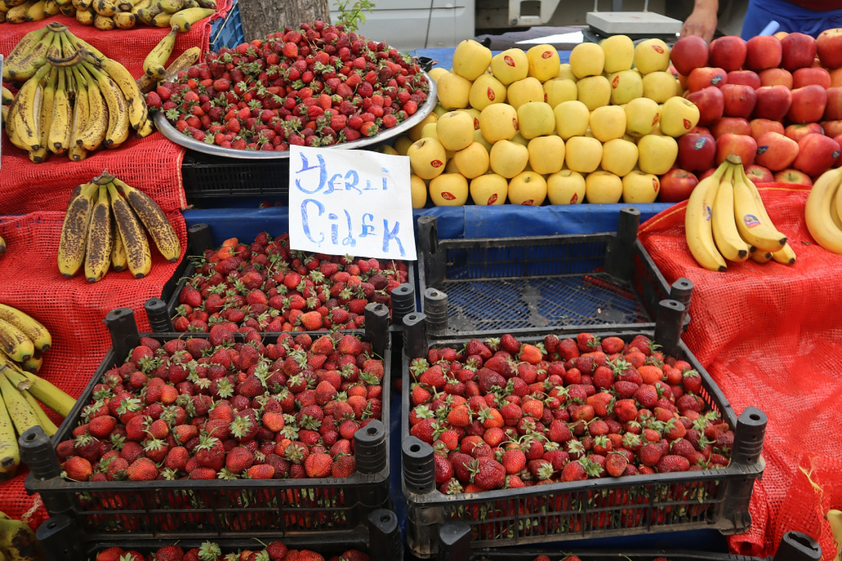Malatya'da pazar tezgahlarında fiyat tersine döndü: Domates 30 lira, kiraz 250 lira!