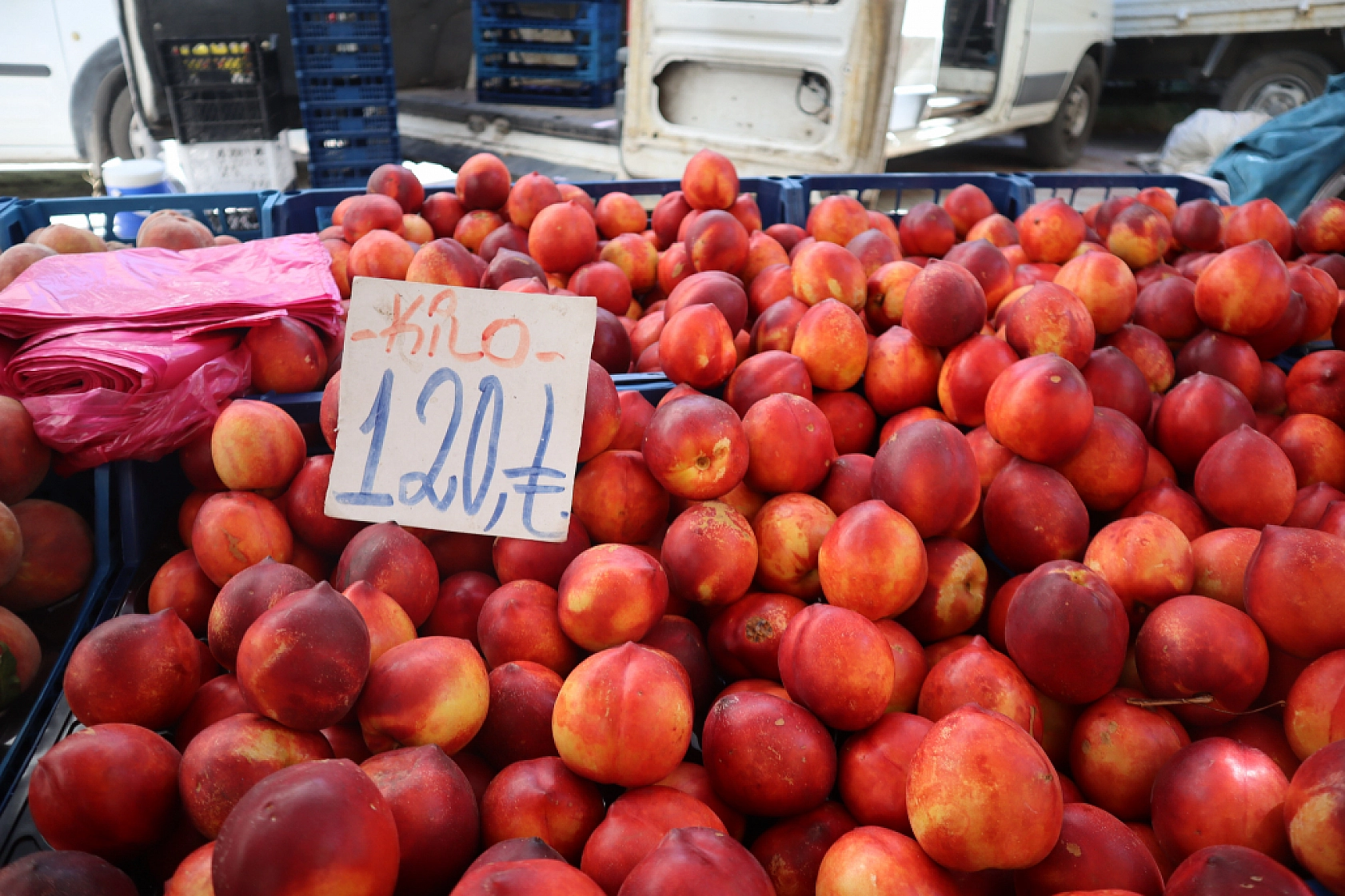 Malatya'da pazar tezgahlarında fiyat tersine döndü: Domates 30 lira, kiraz 250 lira!