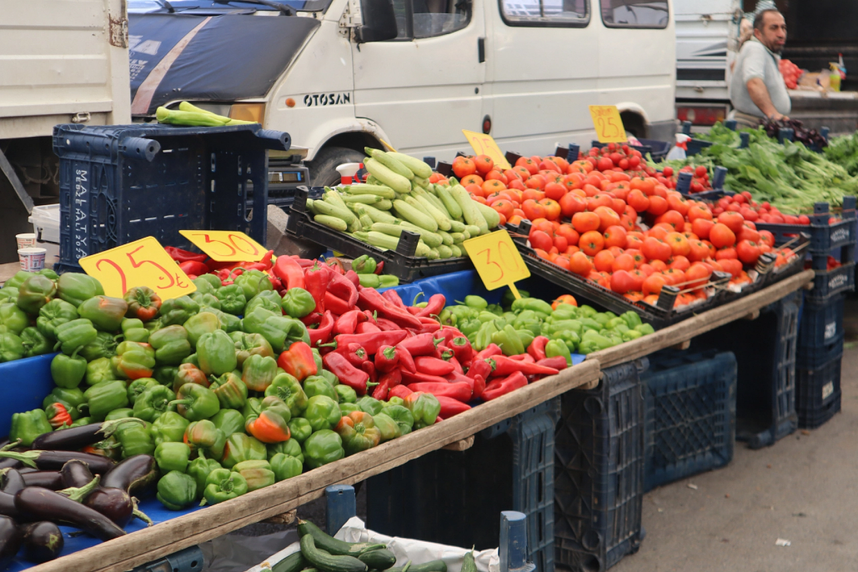 Malatya'da pazar tezgahlarında fiyat tersine döndü: Domates 30 lira, kiraz 250 lira!