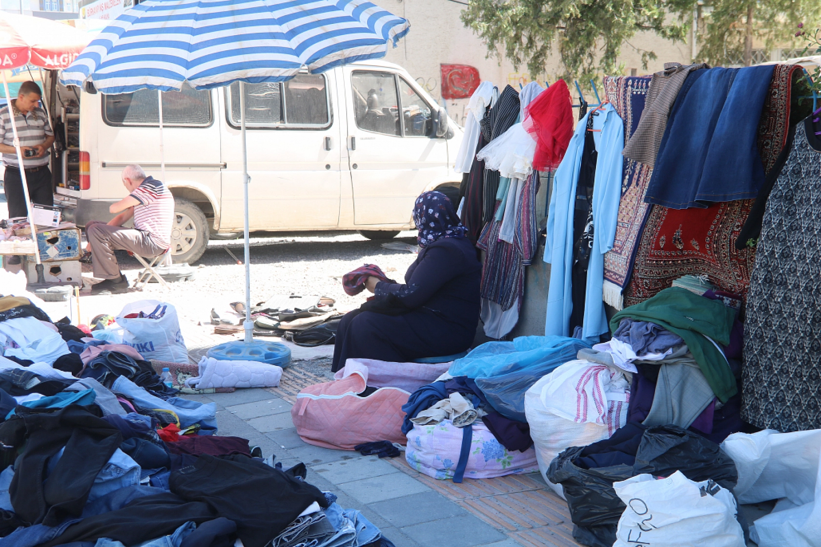 Bit Pazarı çevreyoluna taştı..!