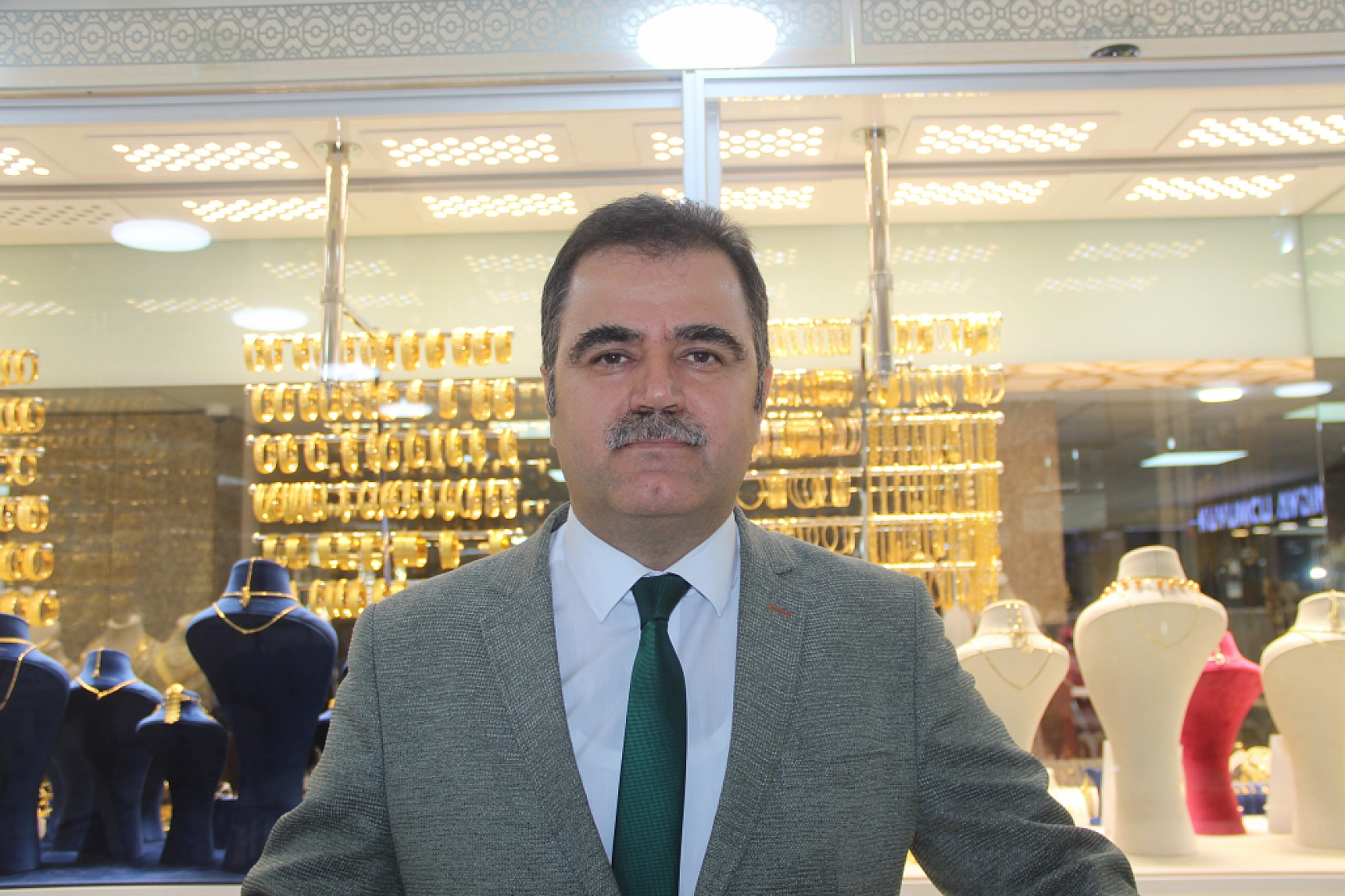 Malatyalılar Dikkat! Salça Tenekesine Benziyor. Üzerinde Ayar Yazmıyor! Rağbet Etmeyin..! 