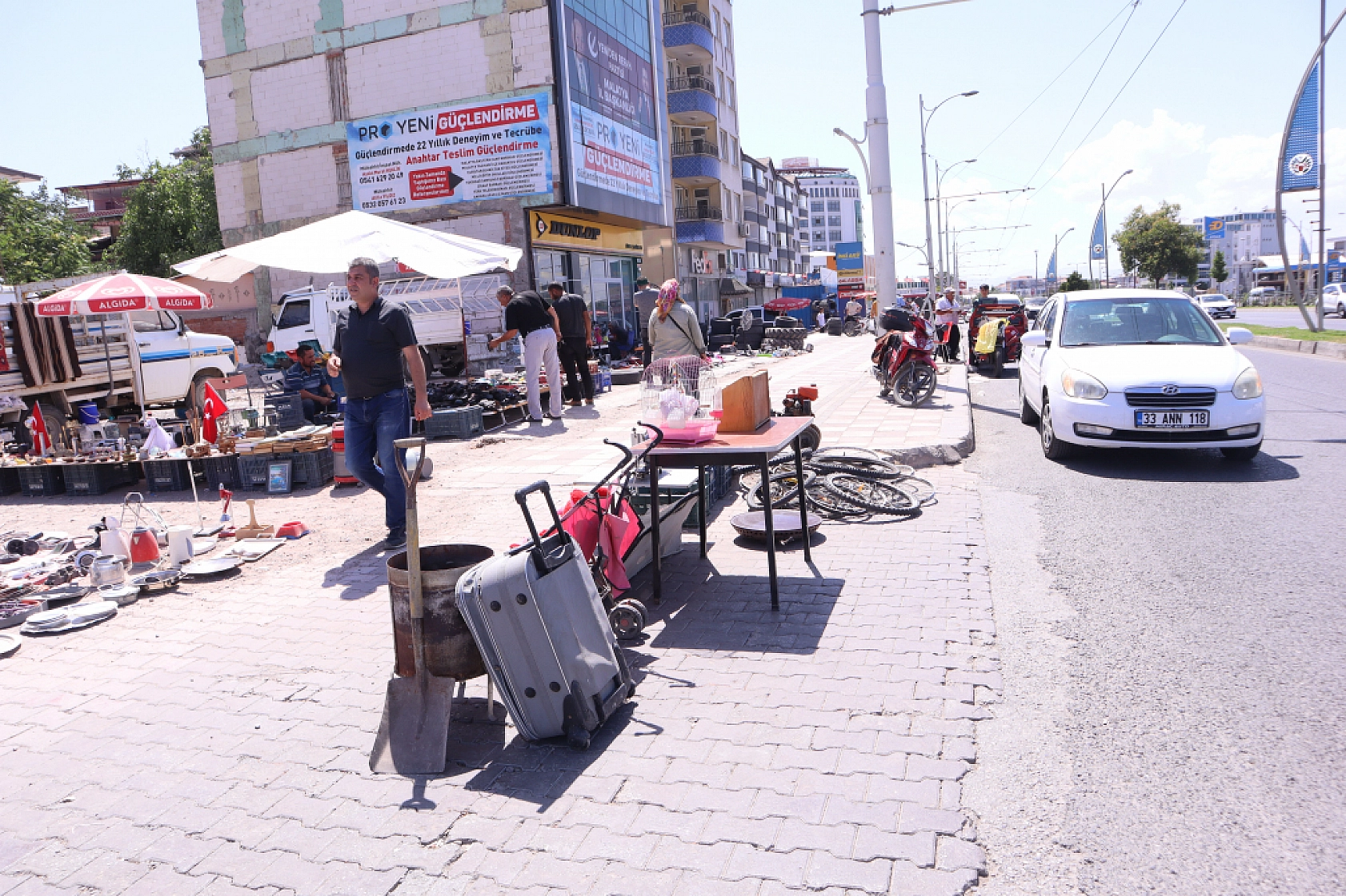 Malatya'da Ucuzluk Çevreyoluna Taştı! Bit Pazarı'nda Yoğunluk!