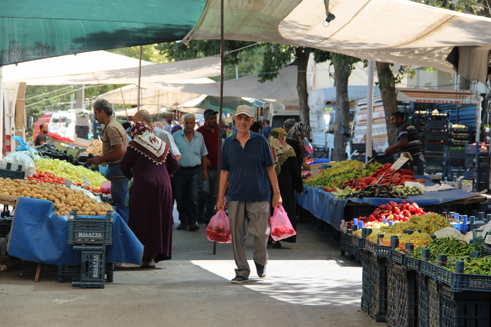 Cebini Düşünen Malatyalılar, Semt Pazarını Tercih Ediyor! İşte Güncel Perşembe Pazarı Fiyatları..