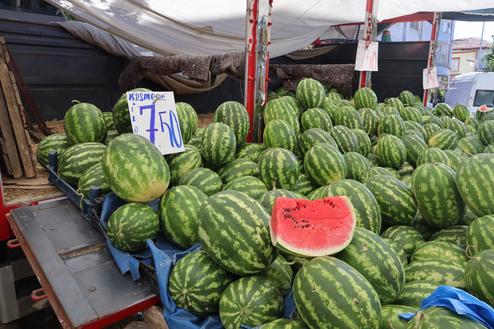 Malatya pazarlarında fiyatlar eriyor: Domates 30, salatalık 15 liraya düştü!