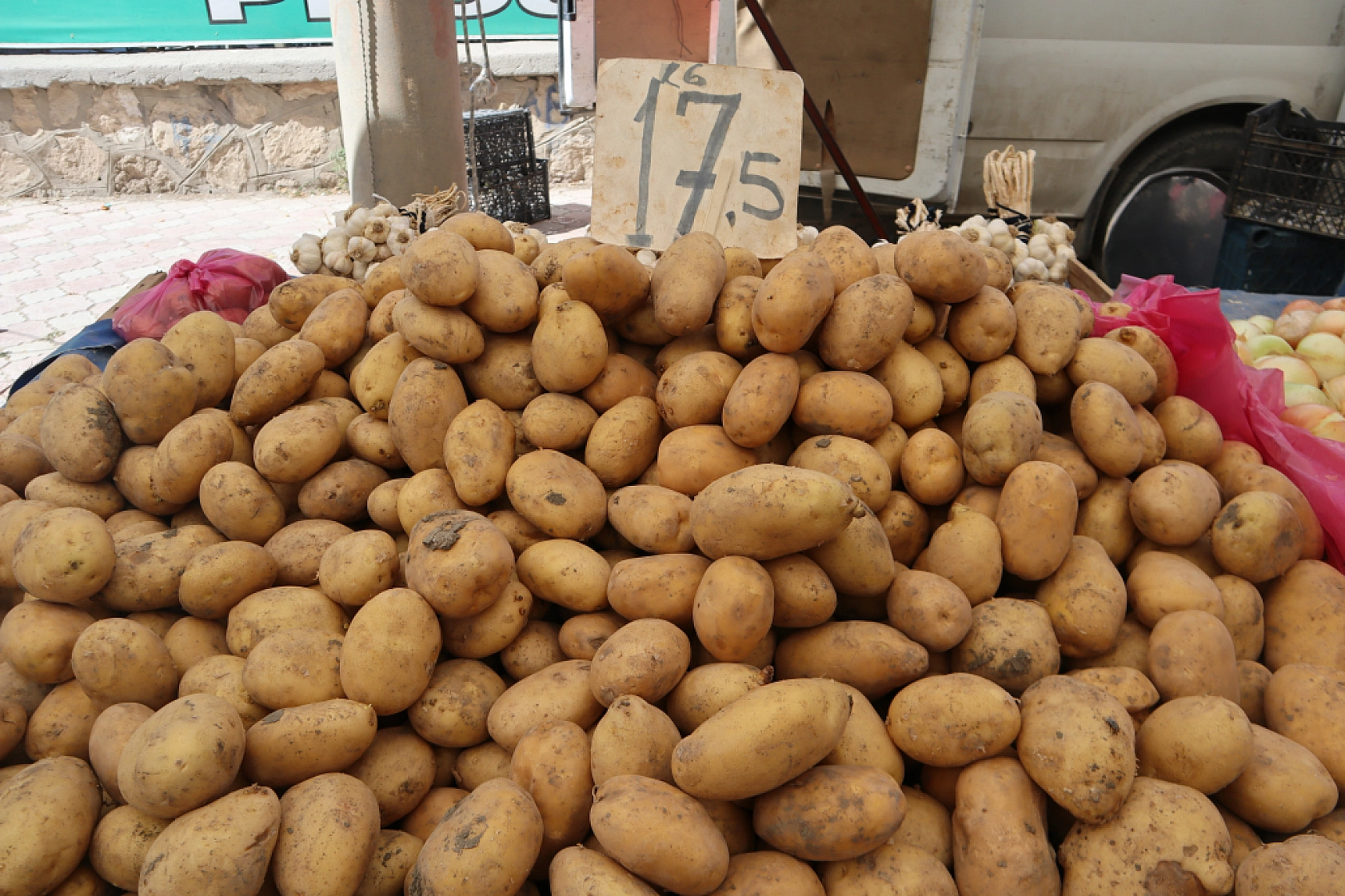 Malatya pazarlarında fiyatlar eriyor: Domates 30, salatalık 15 liraya düştü!