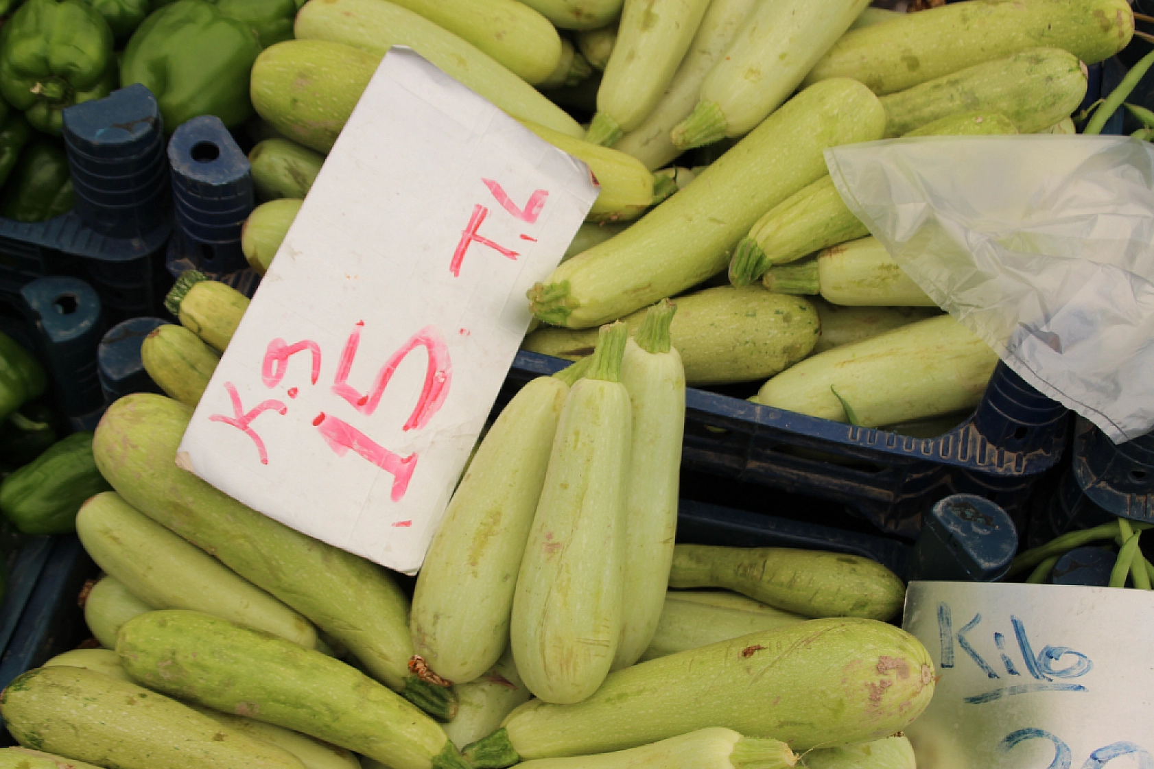 Malatya'da Pazar, Fiyatları Düşüyor mu? İşte Perşembe Pazar Fiyatları...