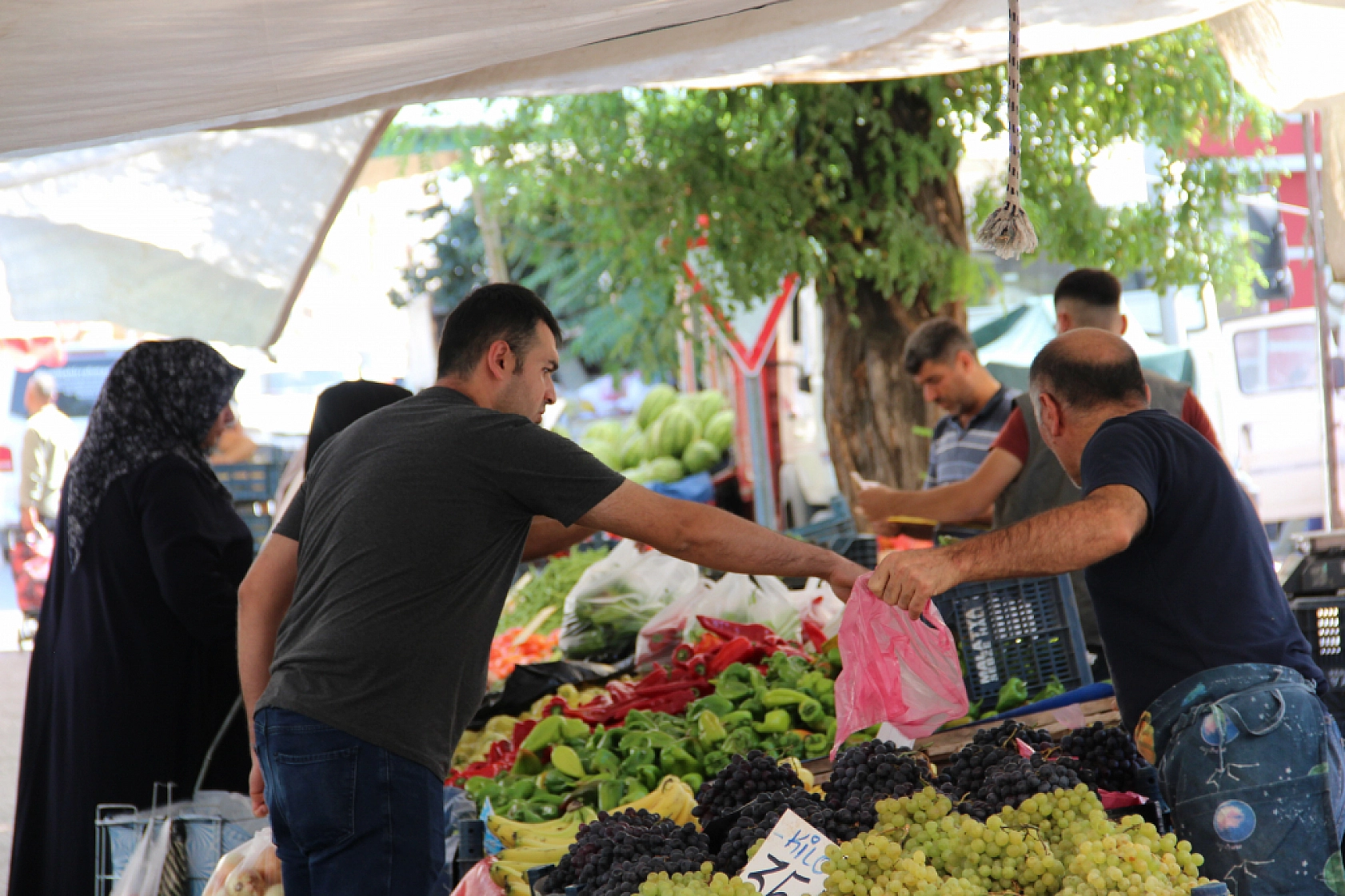 Cebini Düşünen Malatyalılar, Semt Pazarını Tercih Ediyor! İşte Güncel Perşembe Pazarı Fiyatları..